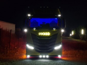 Sigla capota cromata IVECO iluminata LED GALBENA foto