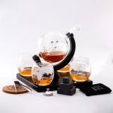 Set decantor Glob Pamantesc si barca, 850 ml, 4 pahare cu imprimeu, accesorii incluse 12 cuburi din roca pentru whiskey, Ghid de degustare whiskey, Oem