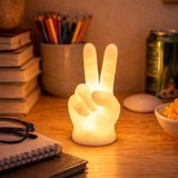 Lampă decorativă 3D &icirc;n formă de m&acirc;nă cu semnul V, LED alb cald, 6x5x12cm, alb, CMCLASS