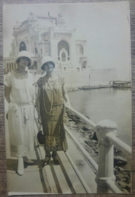Doamne cochete langa Cazinoul din Constanta in 1924// foto tip CP foto