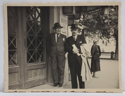 DOMNI IN COSTUME DE EPOCA , LANGA UN INDICATOR DE &amp;#039; ADAPOST &amp;#039; , FOTOGRAFIE ANII &amp;#039;40 foto