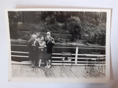 Fotografie 6/9 cm de grup la Bufet Călimănești județul V&amp;acirc;lcea &amp;icirc;n 1969 foto