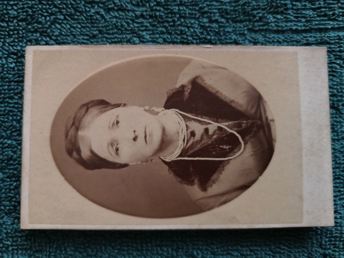 SUPERBA fotografie , anul 1890 ,atelier celebru MAYER SI GERSTL BUCAREST. Distinsa doamna .De colectie .Dimensiuni 11 cm x 6 cm
