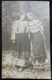 Fotografie tip Carte Postala, Doua tinere in port popular romanesc, perioada interbelica