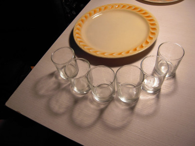 Platou din portelan cu diametrul de 30 cm si 6 pahare din sticla pentru vin 150 ml foto