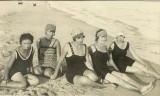 P2799N Femei &icirc;n costume de baie pe plajă, Rom&acirc;nia, 1927
