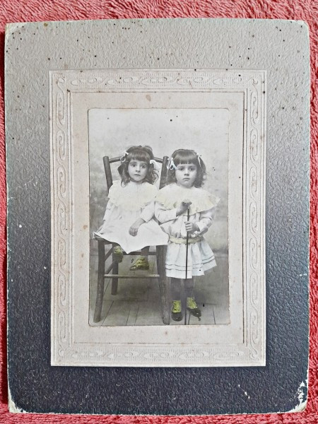 Fotografie tip CDV, doua surori, inceput de secol XX