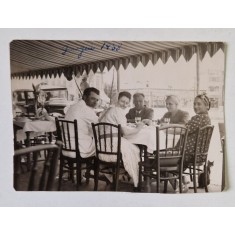FOTOGRAFIE DE GRUP LA MASA PE TERASA UNUI RESTAURANT , GIURGIU , 1938