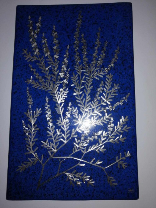 Placa aplica ceramica albastra albastru inchis de perete Gustavsberg de Heinz Erret flori Calluna vulgaris intarsie incrustatii de argint