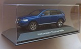 Macheta Volkswagen VW Touareg MK1 7L 2006 albastru - IXO/Altaya 1/43