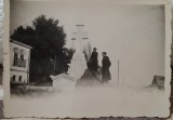 Fotografie, 2 barbati la un monument, in Romania 1934