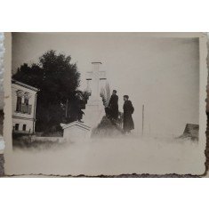 Fotografie, 2 barbati la un monument, in Romania 1934