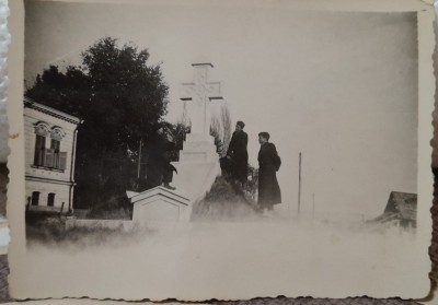 Fotografie, 2 barbati la un monument, in Romania 1934 foto