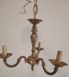 Candelabru antic din bronz cu trei brațe &icirc;n stil francez, prevăzut cu elemente ornamentale detaliate pe corpul central.