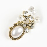 Brosa martisor eleganta cu flori albe