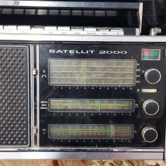 RADIO GRUNDIG SATELLIT 2000 , FUNCTIONEAZA , VA ROG ,CITITI DESCRIEREA LUI .