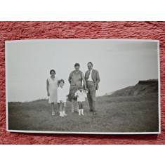 Fotografie, Geo (dr. Litarczek, parintele radiologiei romanesti) impreuna cu parintii pe faleza dinspre Tusla, 1929