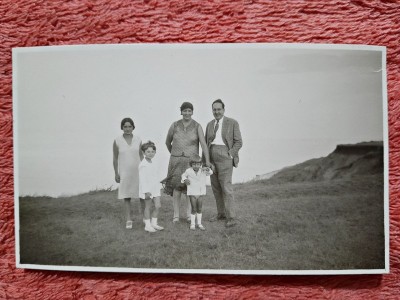 Fotografie, Geo (dr. Litarczek, parintele radiologiei romanesti) impreuna cu parintii pe faleza dinspre Tusla, 1929 foto