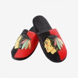 Chicago Blackhawks papuci de bărbați Logo Staycation Slipper - S = 39-41 EU