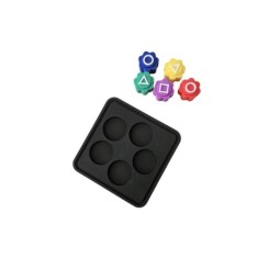 Jocul tradițional coreean Gonggi, Jocul Calamarului, include 5 piese multicolore și o tablă neagră.