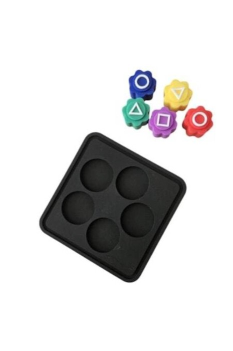 Jocul tradițional coreean Gonggi, Jocul Calamarului, include 5 piese multicolore și o tablă neagră.