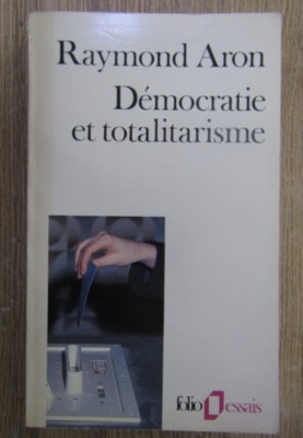 Democratie et totalitarisme / Raymond Aron foto