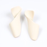 Cercei ivory cu design sculptural mat