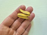 Broșă vintage aurie statement, model panglică stilizată cu textură fină, 3x2 cm