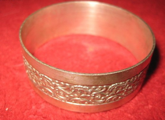 476a- Inel Servetele metal argintat. Diametrul 5 cm, latime 2 cm, stare buna.