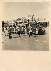 D292 Car alegoric pionieri 1 mai 1952 Bucuresti foto