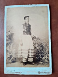 Fotografie barbat in costum popular, pe carton, sfarsit de secol XIX