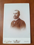 Fotografie barbat cu mustata si barba, pe carton, 1900
