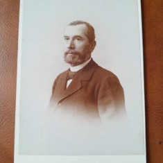 Fotografie barbat cu mustata si barba, pe carton, 1900
