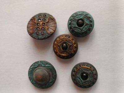 lot 5 nasuri butoni metalici cu pietre semipretioase , email rosu si albastru , de la vesminte foarte vechi,peste 150 de ani . foto