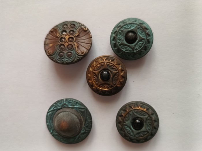 lot 5 nasuri butoni metalici cu pietre semipretioase , email rosu si albastru , de la vesminte foarte vechi,peste 150 de ani .
