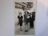 Fotografie dimensiune CP cu 2 femei pe stradă &icirc;n Italia