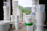 Galeti plastic alimentar cu capac sigilabil si maner. Capacitati 0.18-30 Litri. Albe/Transparente.