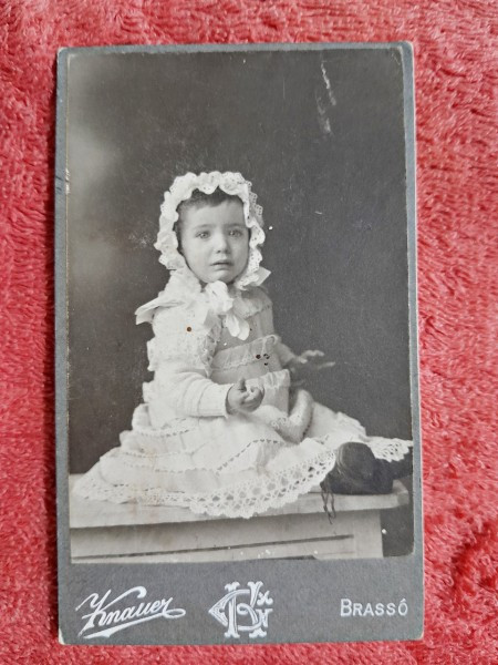 Fotografie tip CDV, fetita cu bonetica, inceput de secol XX