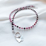 Colier argintiu la baza gatului din turmalina roz si granat cu inchizatoare toggle si pandantiv fluture