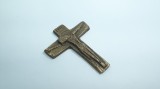 M Crucifix de bronz, reprezentare artistica