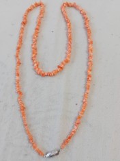 Colier din pietre roz sau coral?
