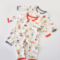 Set 2 salopetele cu maneca lunga si pantaloni lungi - 100%bumbac organic - Rosu si Gri, BabyCosy (Marime: 12-18 Luni)