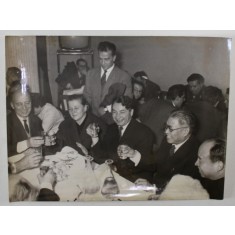 DELEGATI LA CONGRESUL AL VIII - LEA AL P.C.I. , CIOCNIND LA MASA , ROMA , FOTOGRAFIE , 1956