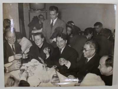 DELEGATI LA CONGRESUL AL VIII - LEA AL P.C.I. , CIOCNIND LA MASA , ROMA , FOTOGRAFIE , 1956 foto