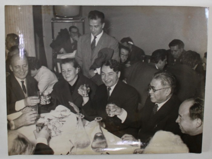 DELEGATI LA CONGRESUL AL VIII - LEA AL P.C.I. , CIOCNIND LA MASA , ROMA , FOTOGRAFIE , 1956
