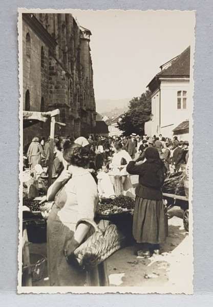 BRASOV , TARG LANGA BISERICA NEAGRA , VANZATORI DE FRUCTE SI CUMPARATORI ,  FOTOGRAFIE TIP CARTE POSTALA , MONOCROMA, NECIRCULATA , PERIOADA INTERBELIC  | Okazii.ro