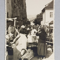 BRASOV , TARG LANGA BISERICA NEAGRA , VANZATORI DE FRUCTE SI CUMPARATORI , FOTOGRAFIE TIP CARTE POSTALA , MONOCROMA, NECIRCULATA , PERIOADA INTERBELIC