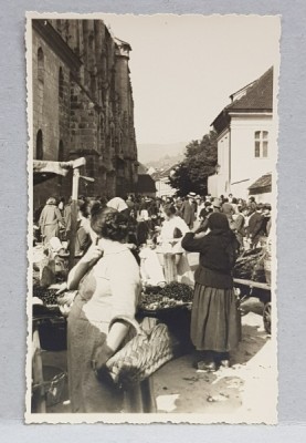 BRASOV , TARG LANGA BISERICA NEAGRA , VANZATORI DE FRUCTE SI CUMPARATORI , FOTOGRAFIE TIP CARTE POSTALA , MONOCROMA, NECIRCULATA , PERIOADA INTERBELIC foto