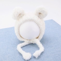 Caciulita alba pentru bebelusi cu urechiuse (Marime Disponibila: 12-18 luni)