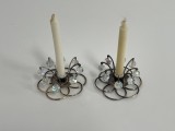 Pereche de sfeșnice vintage argintate cu pandantive, margele din cristal, perioada interbelica
